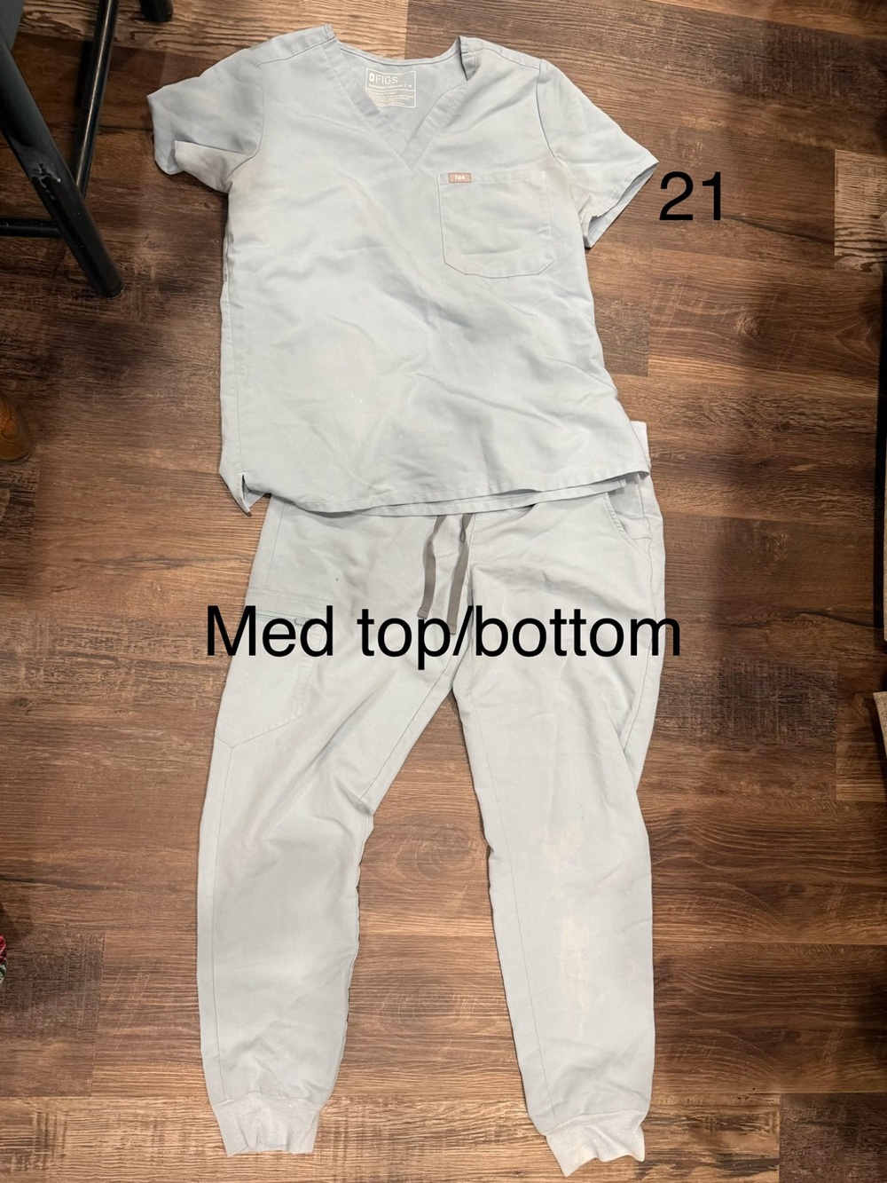 Women’s light blue figs med top/bottom